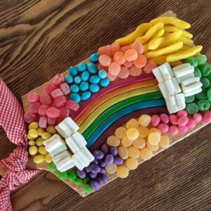 Tábua de madeira decorada com doces coloridos para o Dia das Crianças