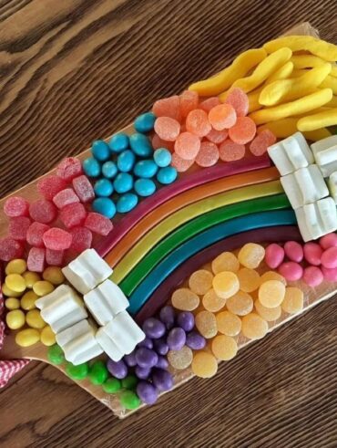 Tábua de madeira decorada com doces coloridos para o Dia das Crianças