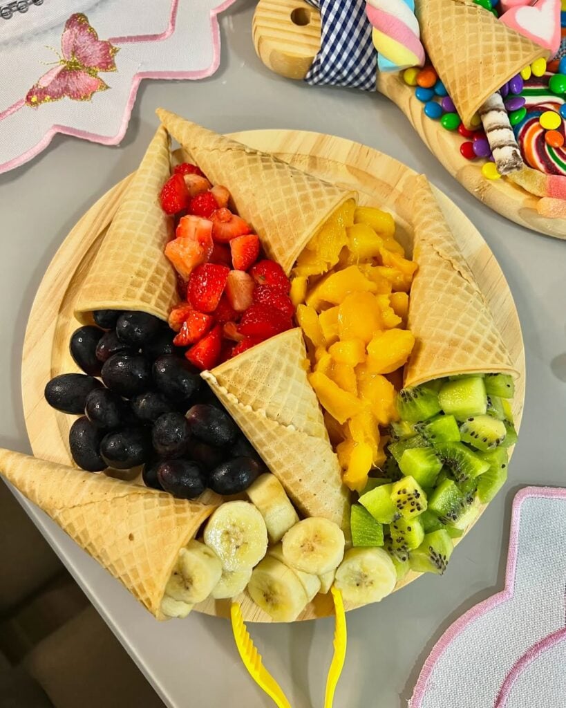 Tábua redonda com casquinhas de sorvete e frutas