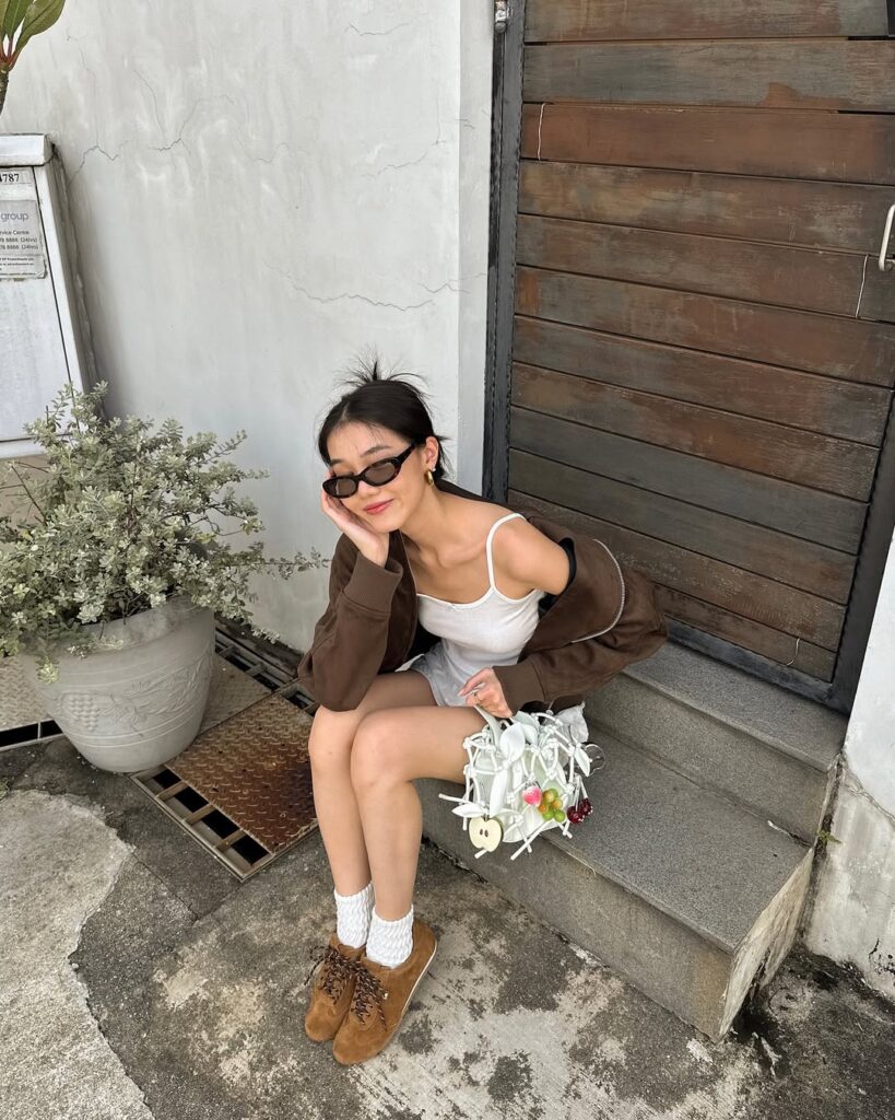 Mavis Siow (@mavissiow) com look marrom e branco e tênis doce de leite