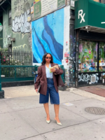 Look com bermuda jeans e blazer