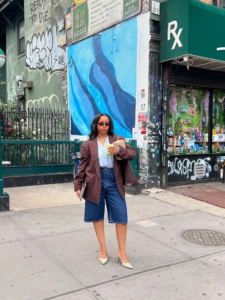 Look com bermuda jeans e blazer