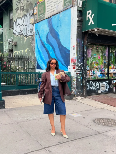 Look com bermuda jeans e blazer