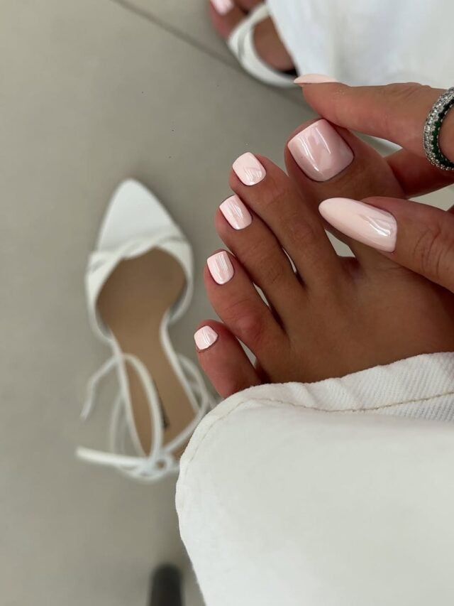 Pé de pele clara com unhas rosa-claro peroladas