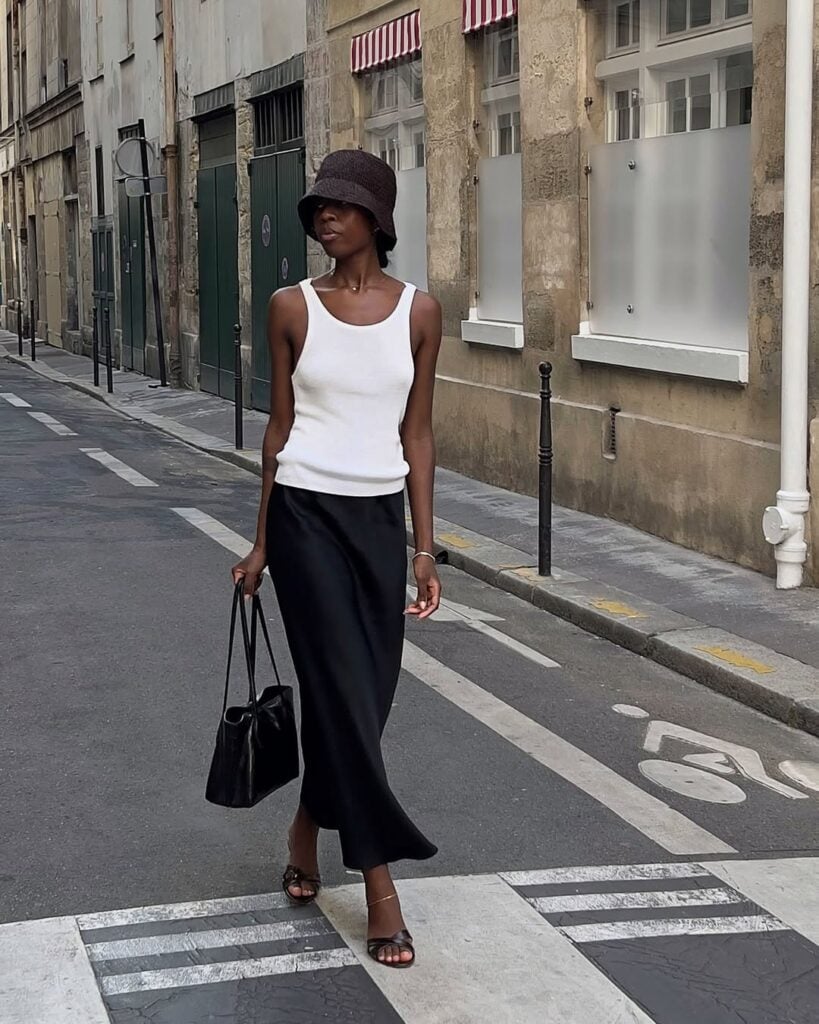 look com regata branca e saia acetinada preta