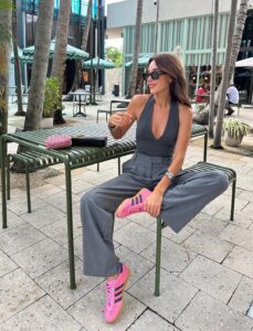 looks com tenis rosa