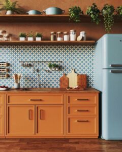 Cozinha com armário alaranjado, geladeira azul e azulejos azuis e branco