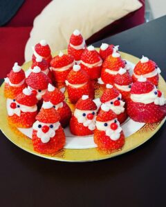 Café da manhã de Natal com morango e chantilly ou cobertura de cream cheese de Papai Noel