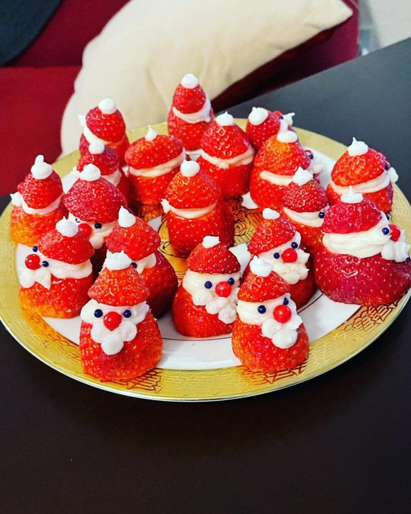 Café da manhã de Natal com morango e chantilly ou cobertura de cream cheese de Papai Noel