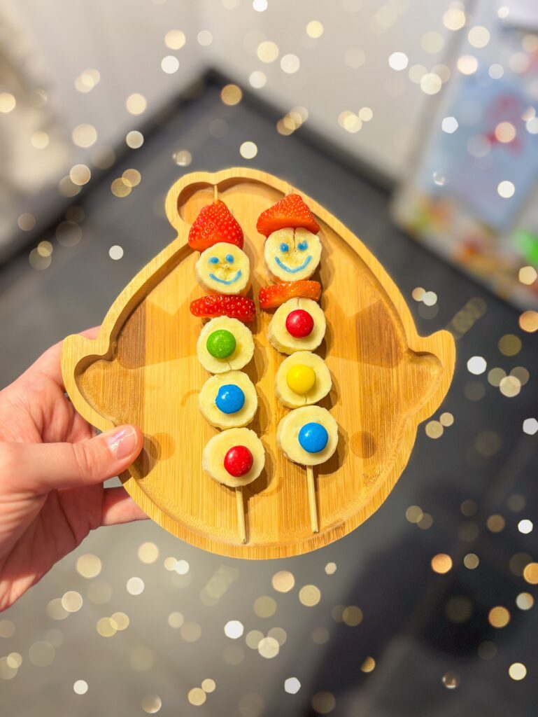 Café da manhã natalino com banana, morango e M&Ms