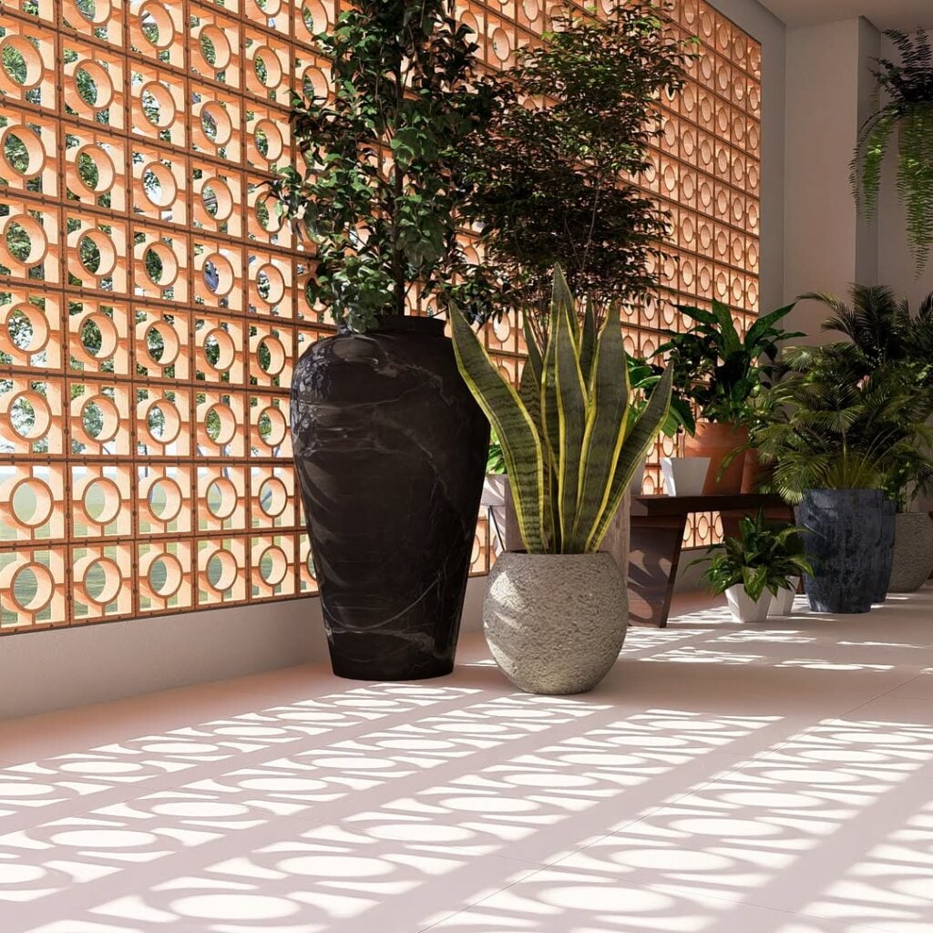 Vasos com plantas e cobogó atrás