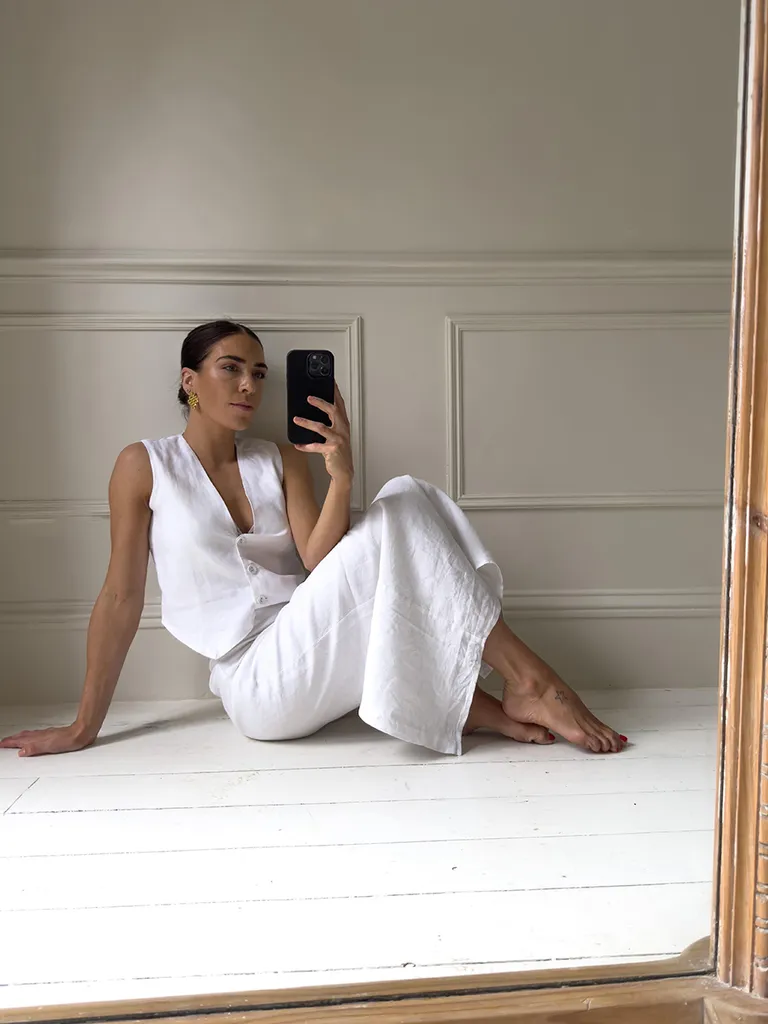 Mulher jovem com conjunto de alfaiataria branco