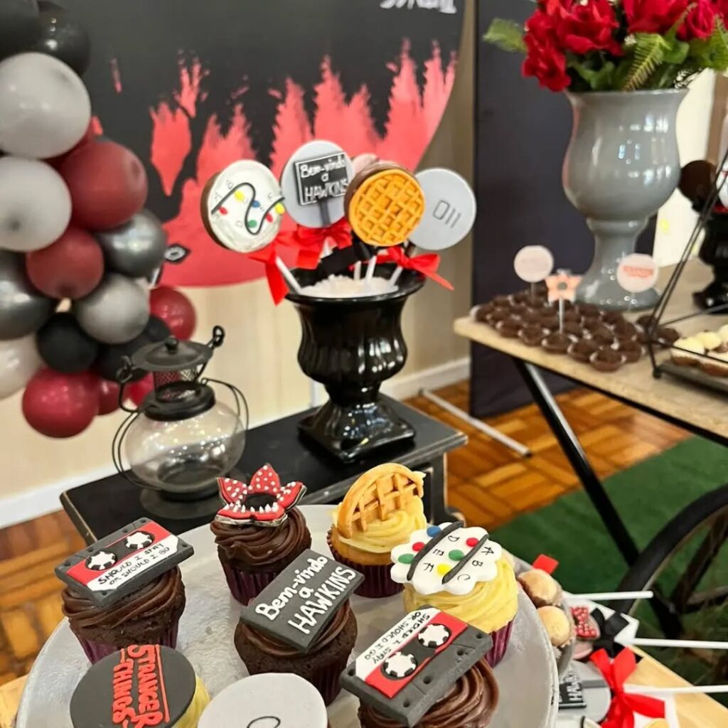 Cupcakes decorados com temas de Stranger Things