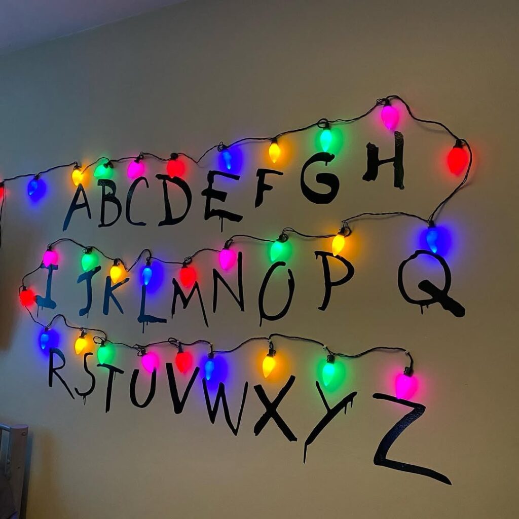 Parede com letras e luzes coloridas