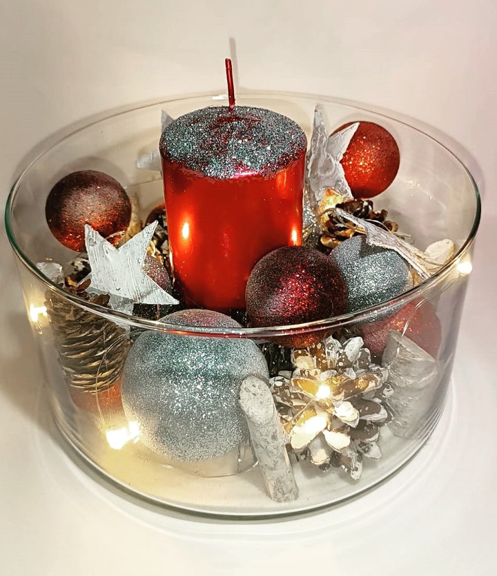 Decoração com pinhas, vela e esferas com glitter