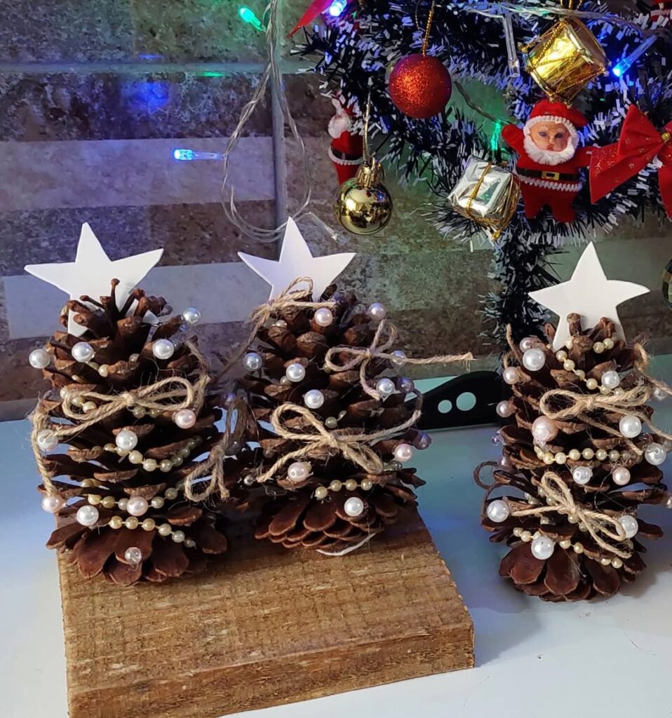 Pinhas decoradas como pinheirinhos com estrelas brancas na ponta