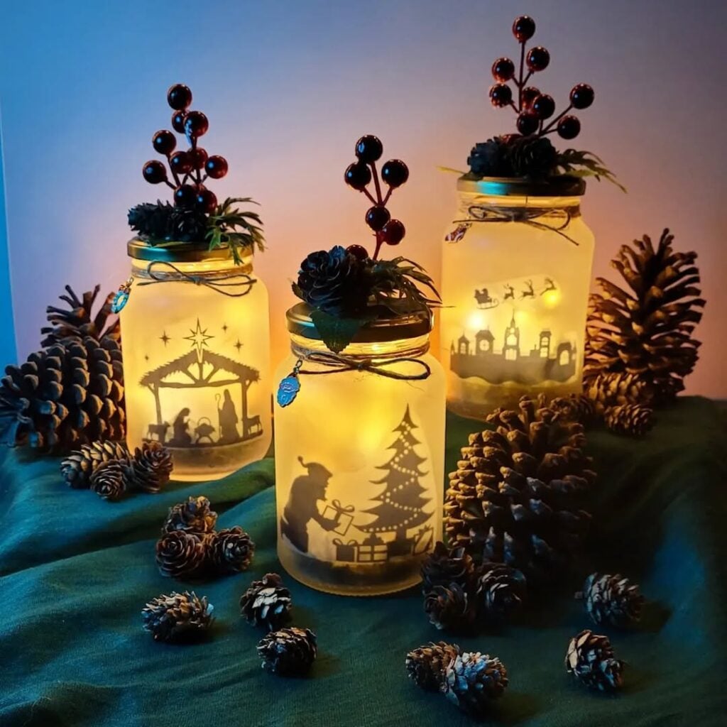 Vidros decorados com desenhos, pinhas e luz