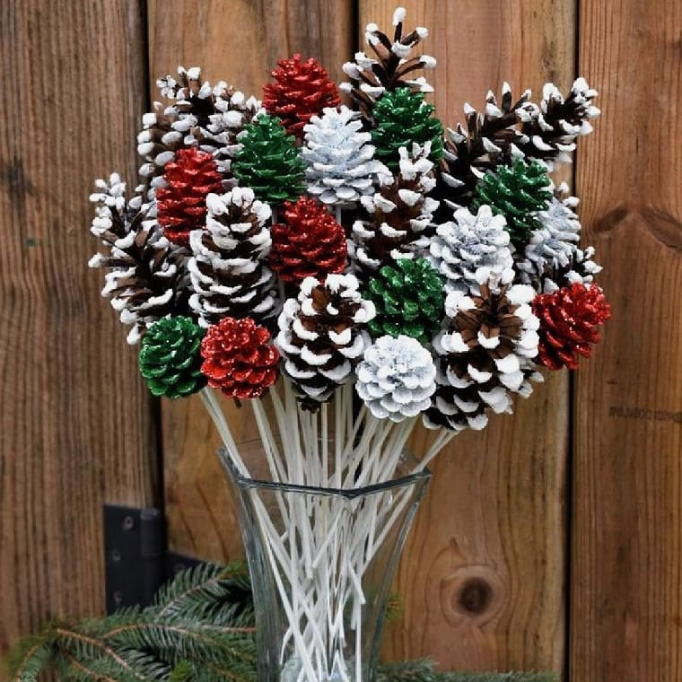 Vaso de vidro com pinhas decoradas em verde, vermelho e branco
