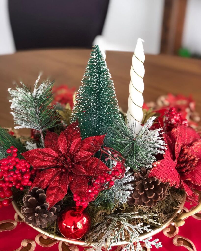 Bandeja com flores vermelhas com glitter, pinheirinho, vela e pinhas