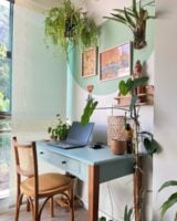 Decoração da varanda com pintura setorizada, mesa de home office, plantas e prateleiras