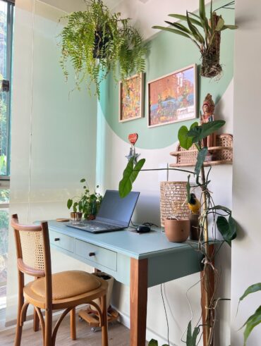 Decoração da varanda com pintura setorizada, mesa de home office, plantas e prateleiras