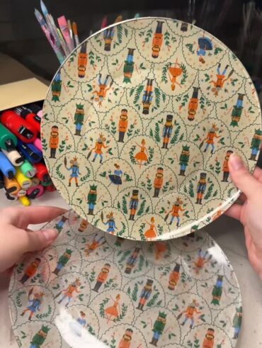 Pratos de vidro decorados com guardanapos de papel