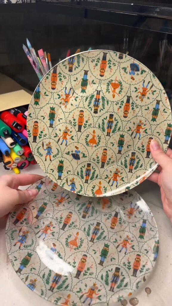 Pratos de vidro decorados com guardanapos de papel