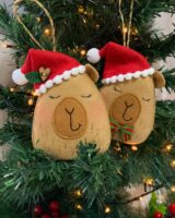 Enfeites de Natal de capivaras com touquinhas natalinas
