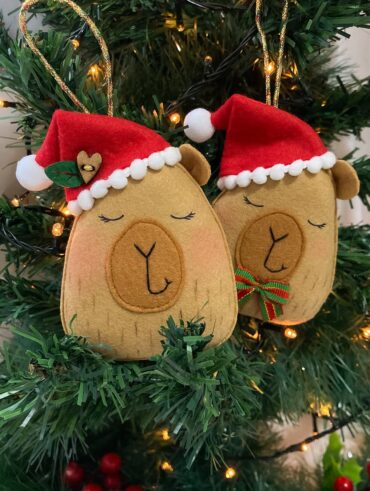 Enfeites de Natal de capivaras com touquinhas natalinas