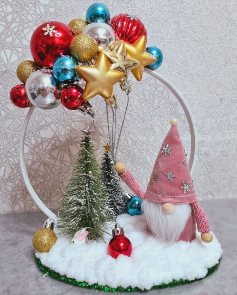 Enfeite natalino com Papai Noel, arco, bolinhas e balões coloridos