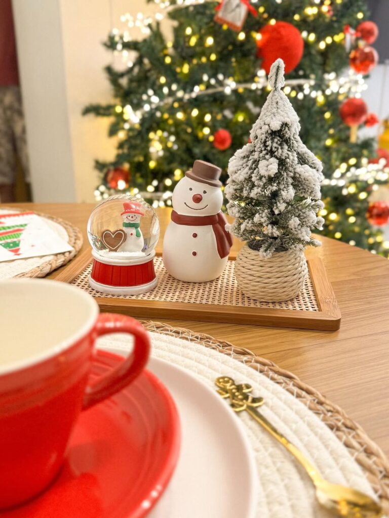 Bandeja com globo e boneco de neve e mini árvore de Natal