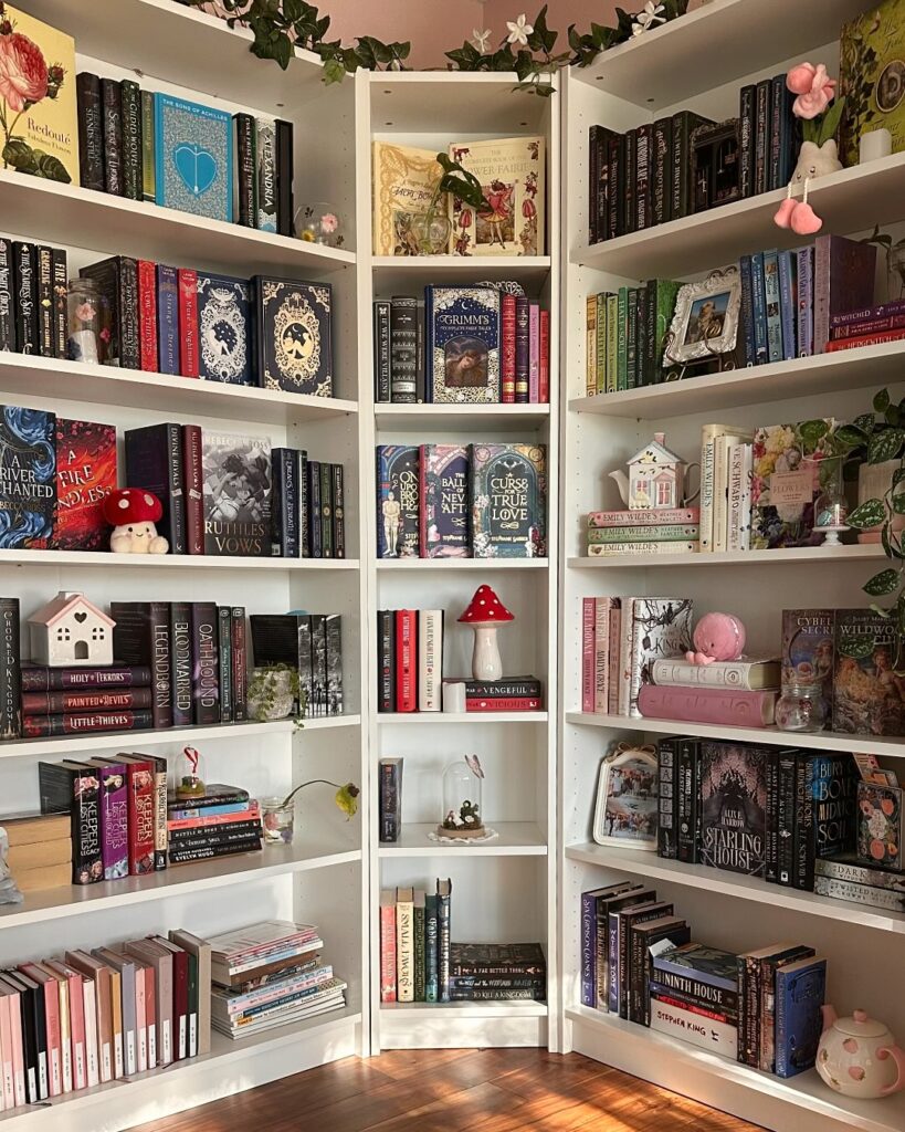 Estantes de livros brancas, decoradas com objetos variados