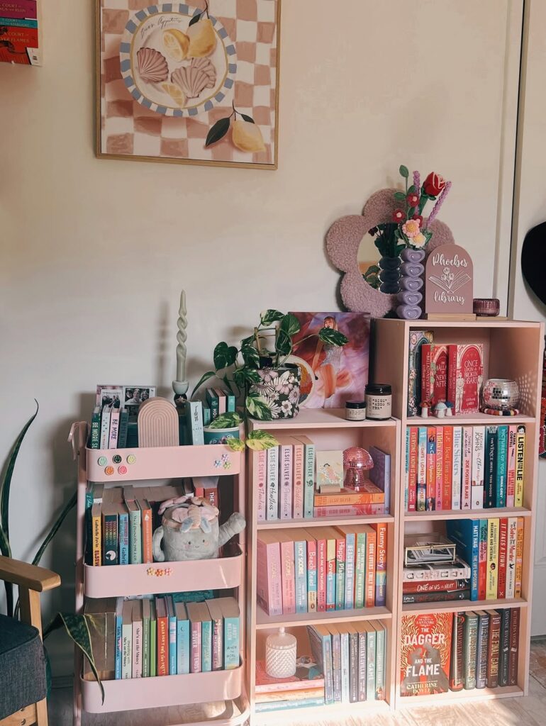 Estante e carrinho com livros e objetos decorativos