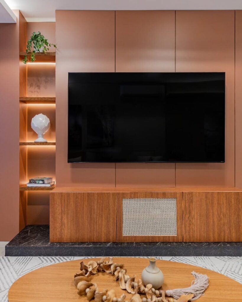 Painel de tv com rack e nichos com iluminação embutida