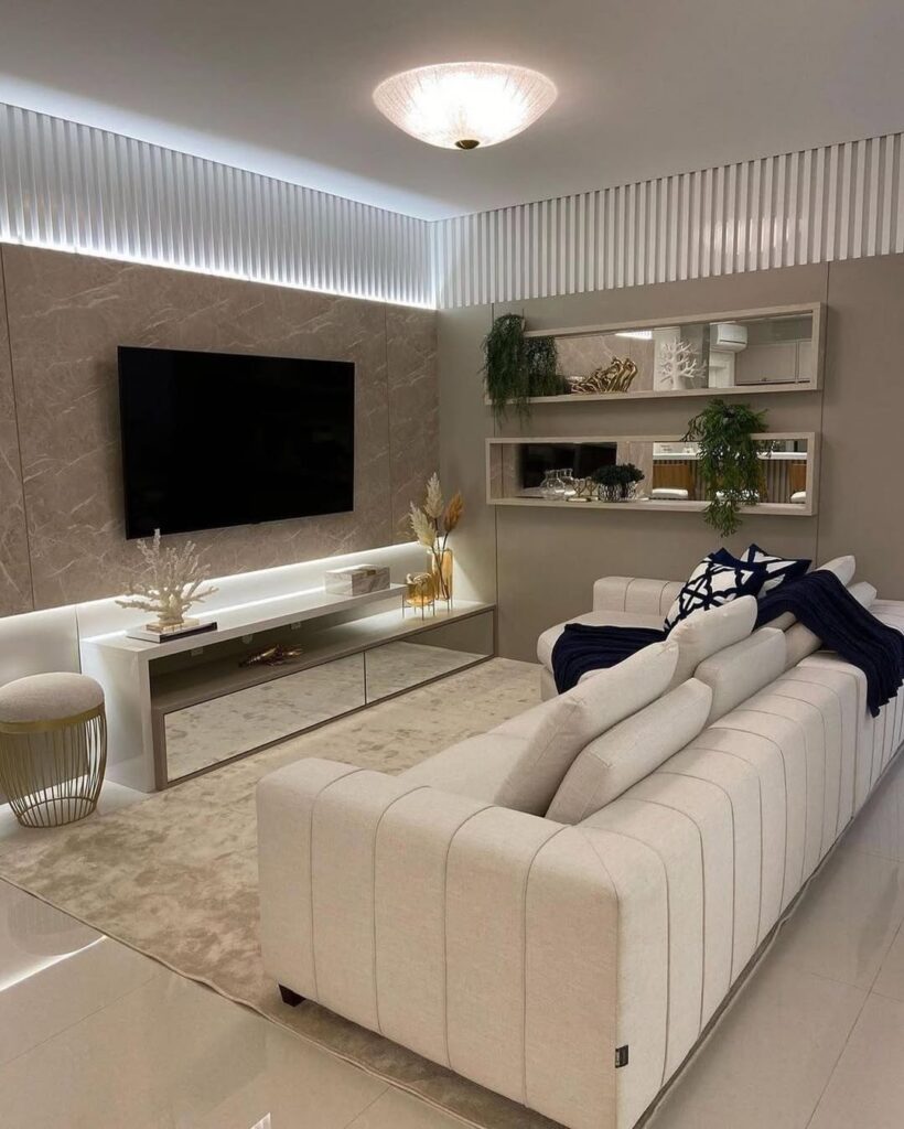 Sala de estar com sofá claro, nichos com objetos decorativos e iluminação com fita de led