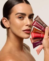 Mari Saad segurando os lip balms da Mascavo