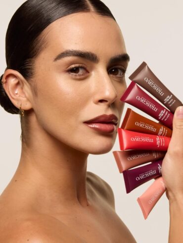 Mari Saad segurando os lip balms da Mascavo