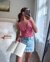 Mulher de pele clara, com blusa xadrez e saia jeans