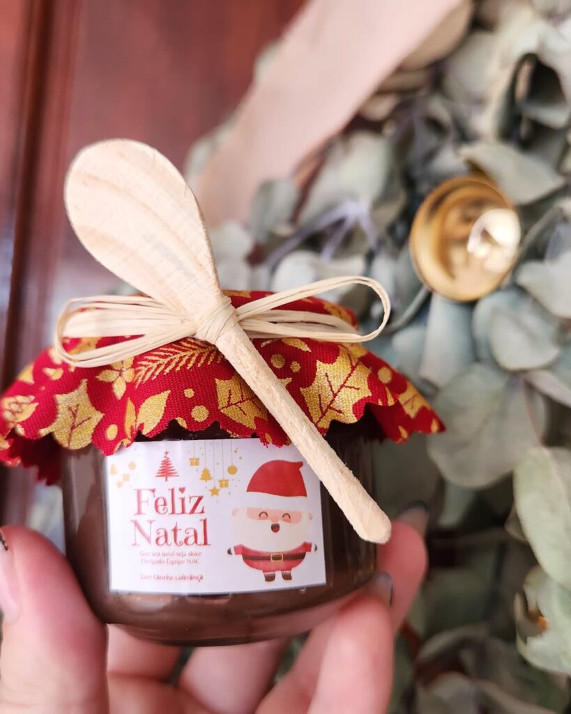 Vidro com chocolate e colherzinha de pau