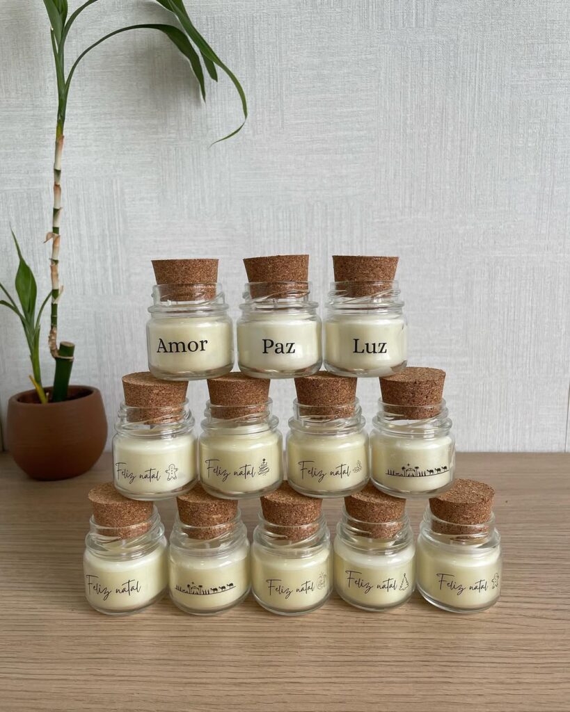 Mini velas em vidrinhos e adesivos com palavras e frases