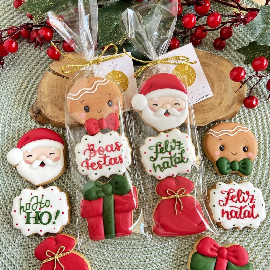 Biscoitos natalinos em formato de presente e Papai Noel