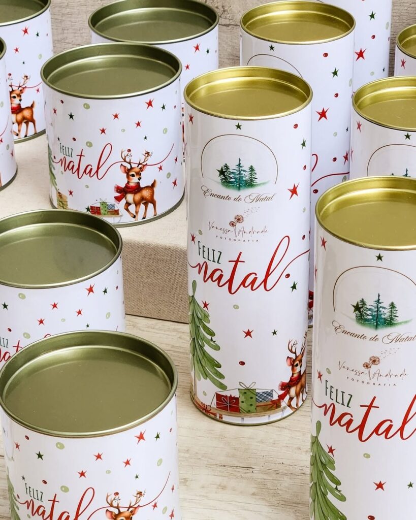 Latas decoradas com renas e pinheiros