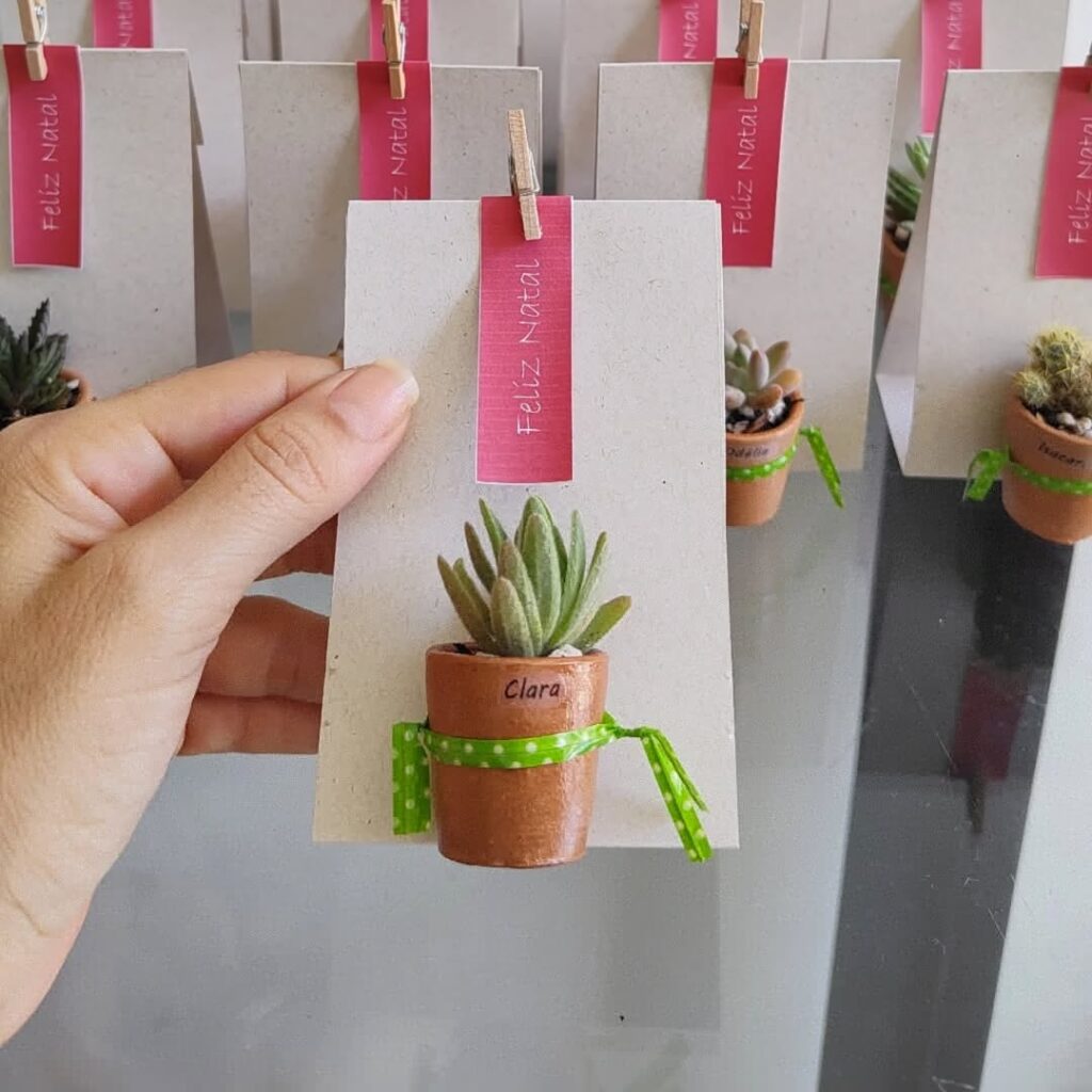 Mini vasinhos com suculentas e fitinha verde