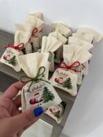 Saquinhos de algodão com sabonetes e desenhos de Natal