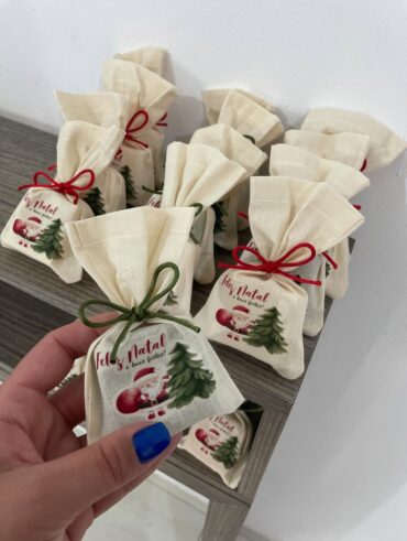 Saquinhos de algodão com sabonetes e desenhos de Natal