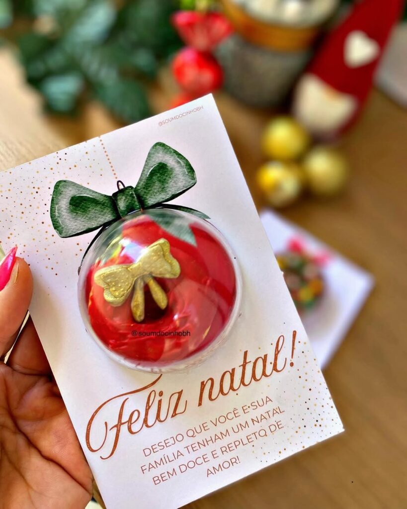 Inspiração de lembrancinhas de Natal com cartão e bola vermelha