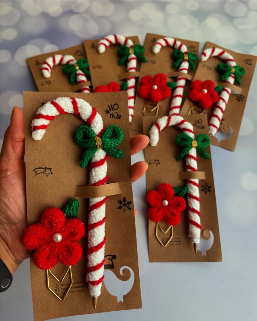 Caneta em formato de bengala de Natal e clip com florzinha vermelha