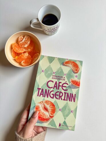 Livro Café Tangerinn, com uma xícara de café e tangerinas ao lado