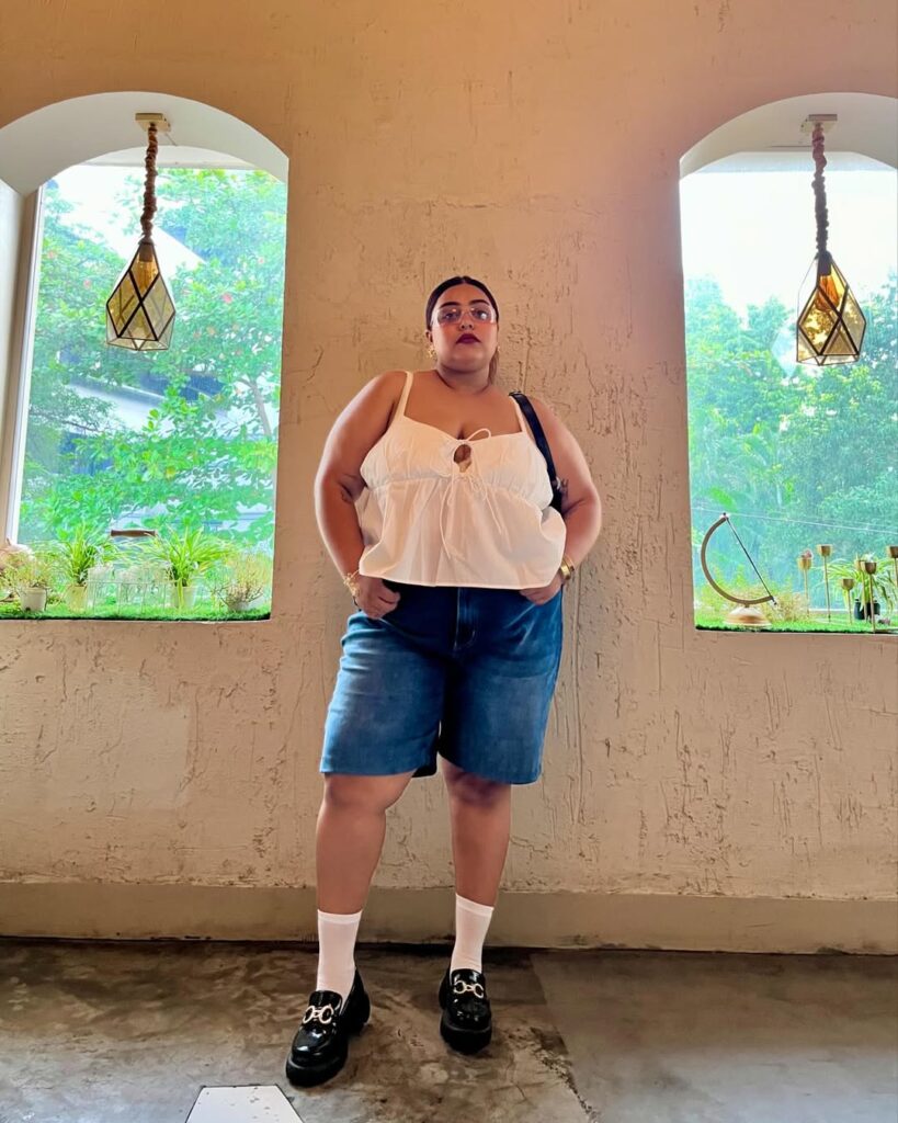 Look com bermuda jeans e mocassim com meia