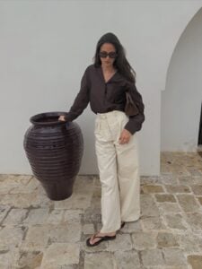 Look com chinelo e calça
